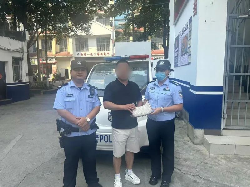 深夜迷途老人，警徽如何闪耀助其回家？暖心故事感动无数人  第2张