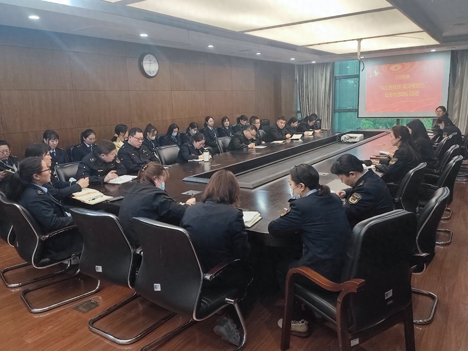 市市场监管局窗口2025年度培训活动启动，如何通过12次课程提升服务能力？