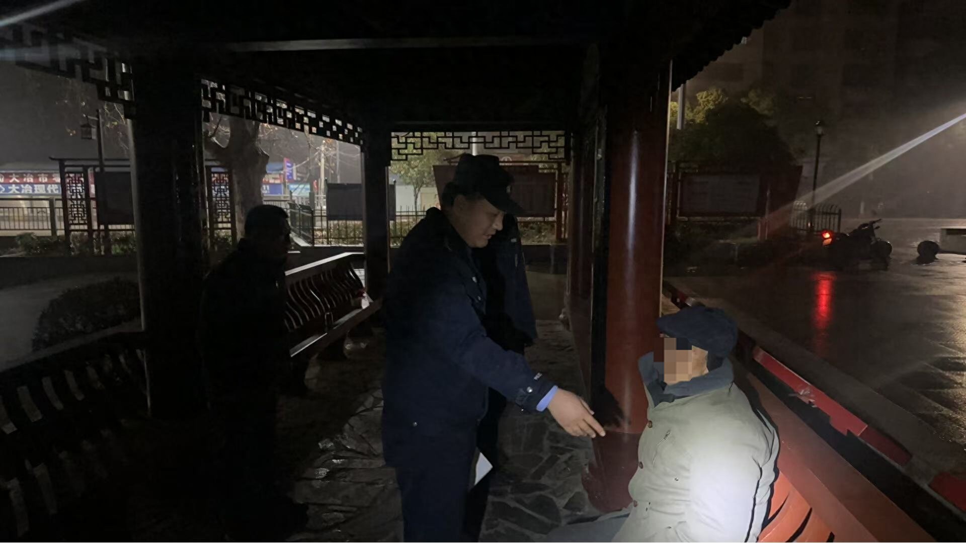 深夜警灯照亮归途，77岁老人离家出走，老伴焦急寻找，结局暖心