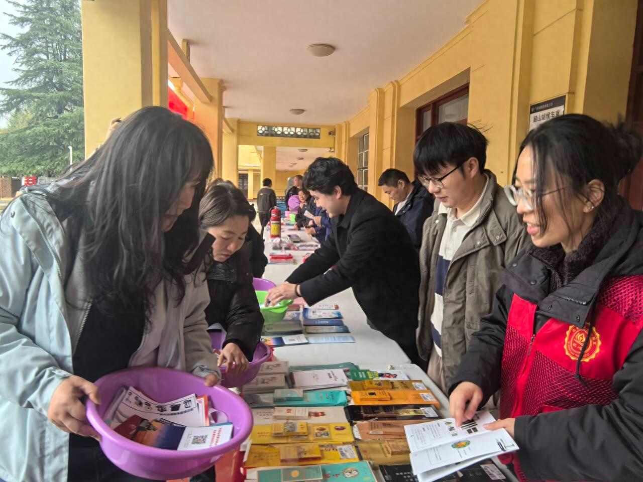 3·15大行动！火车站广场假冒伪劣产品被集中销毁，你还在买假货吗？