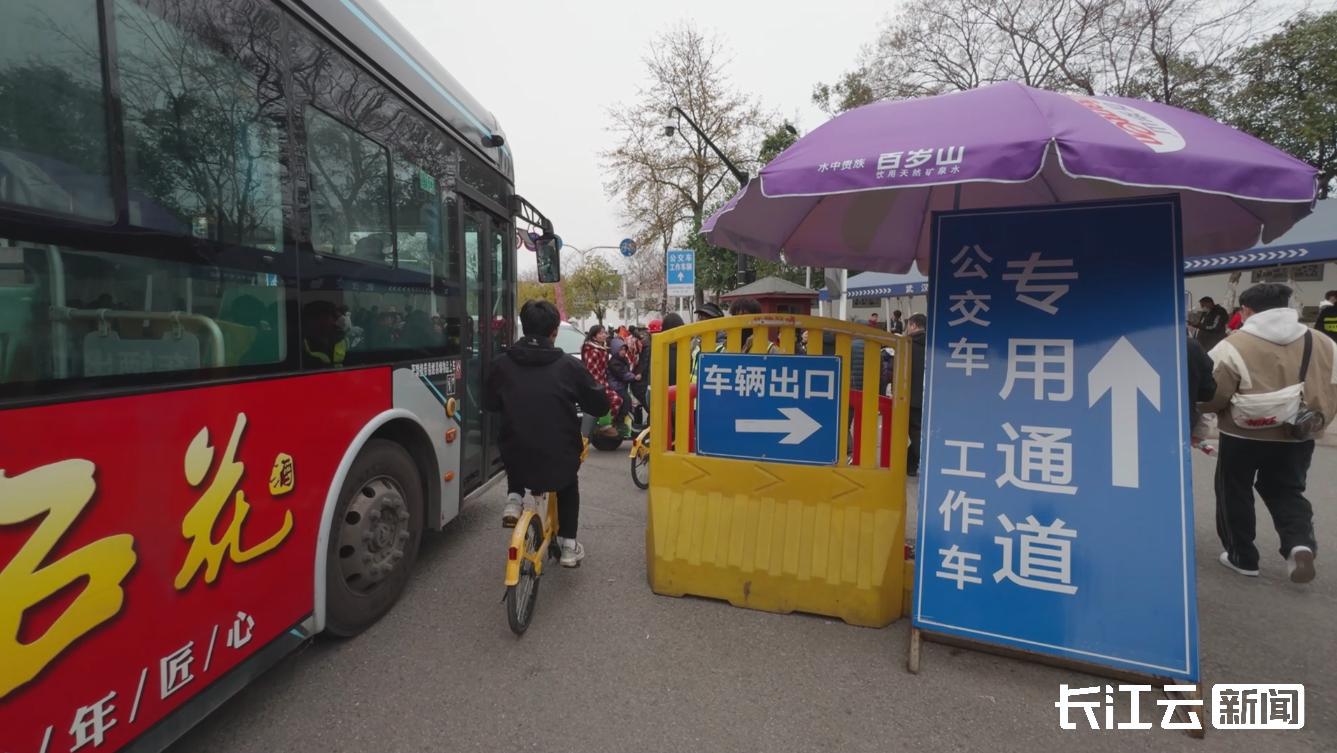 武汉东湖樱花园如何应对赏樱高峰？7249个停车位等你来  第3张