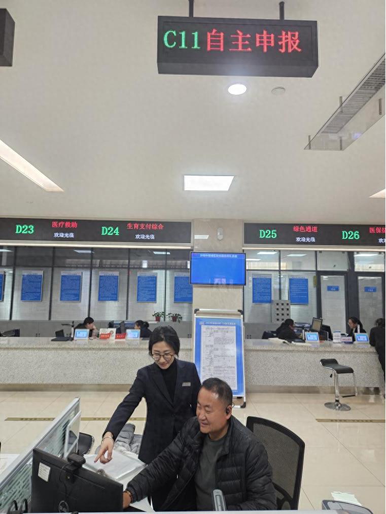 钢城区行政审批服务局新举措：自主申报+帮办代办，办事效率提升多少？