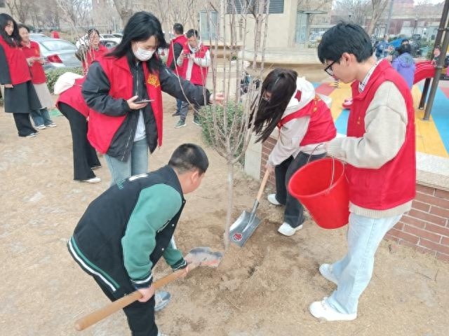 辛庄镇植树节活动：小手拉大手，共植一片绿！你参与了吗？