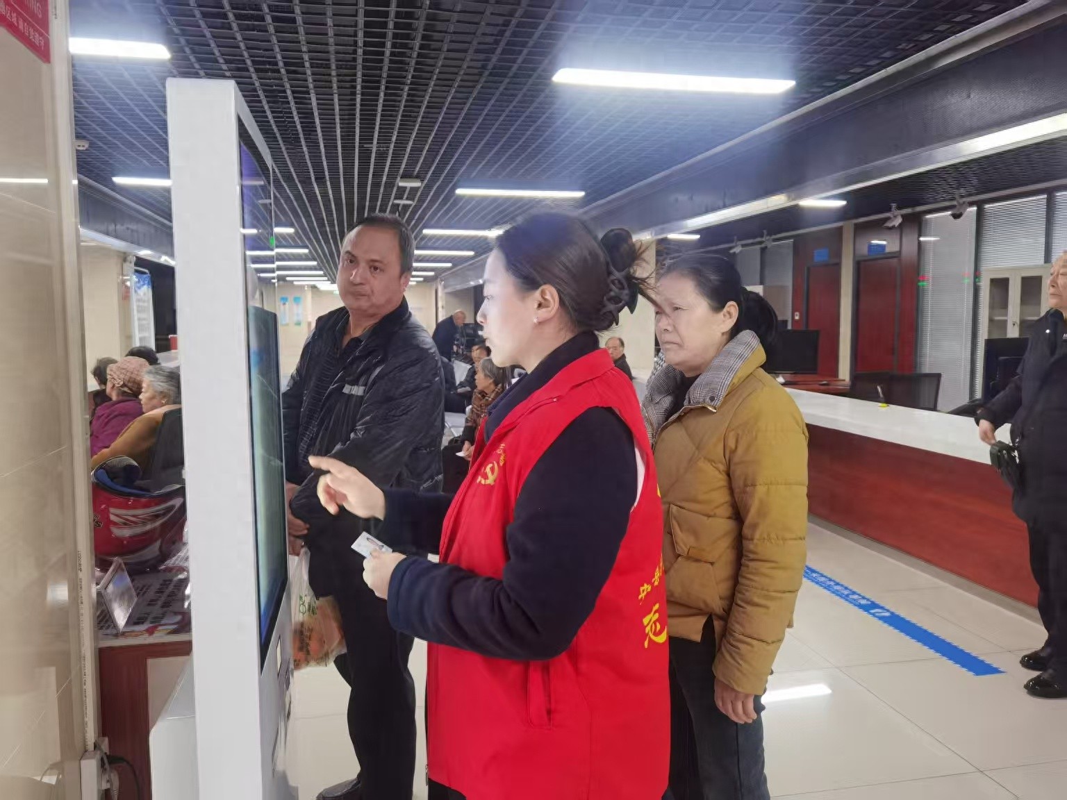 孕妇政务员晨光中暖心服务，老年公交卡办理为何如此感人？