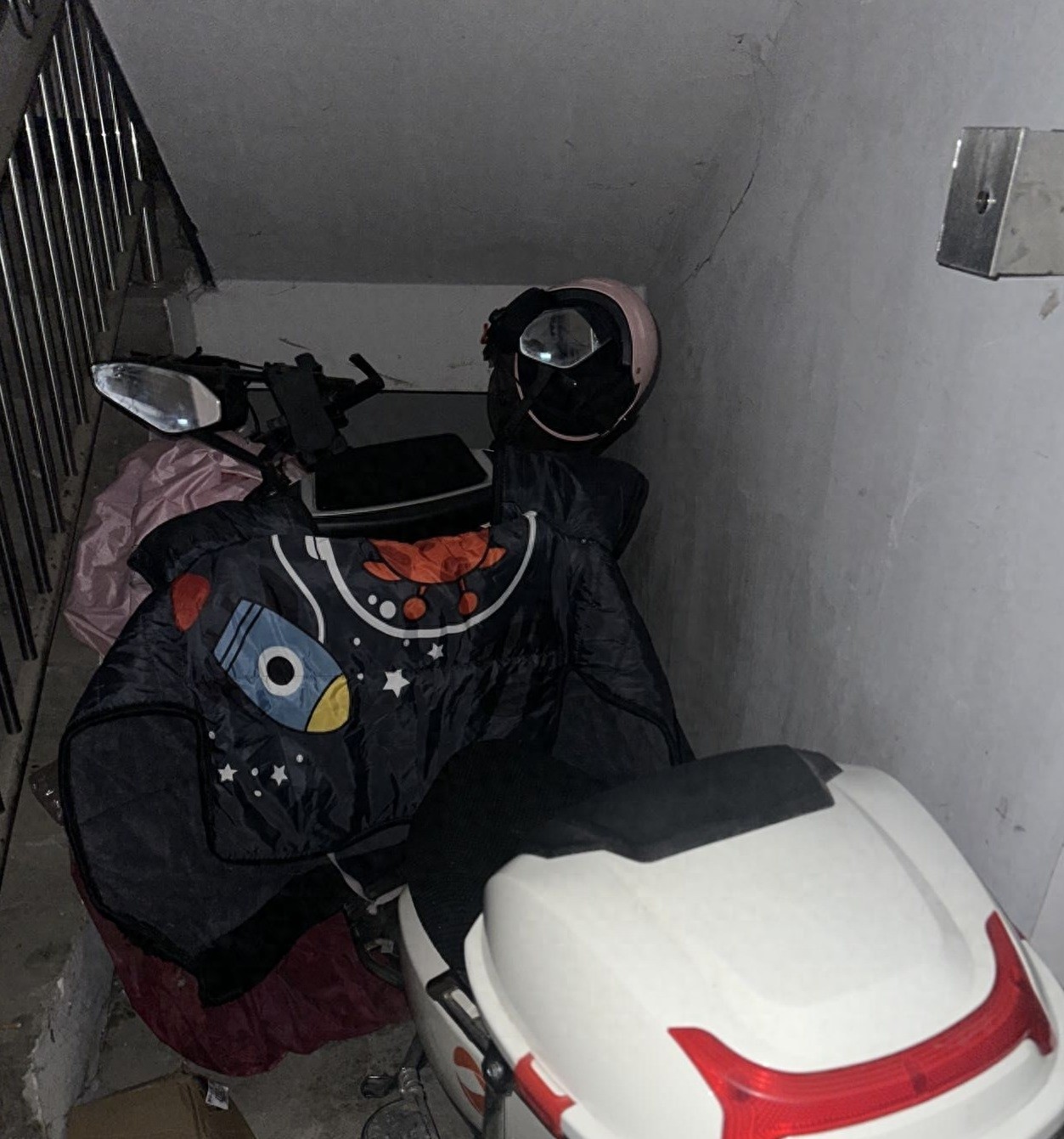 你的电动车停对了吗？邵东一业主违规停放被警告，消防安全不容忽视