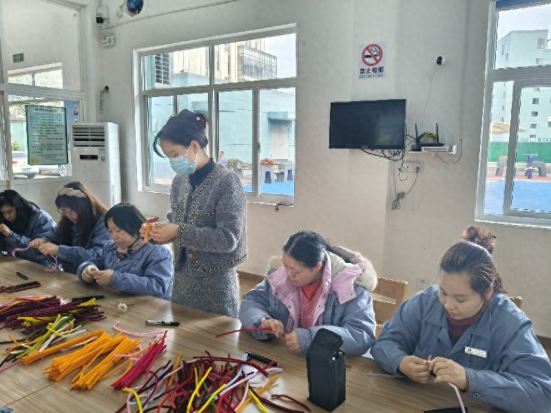 残疾女性如何用扭扭棒绽放生命之花？这场活动令人动容
