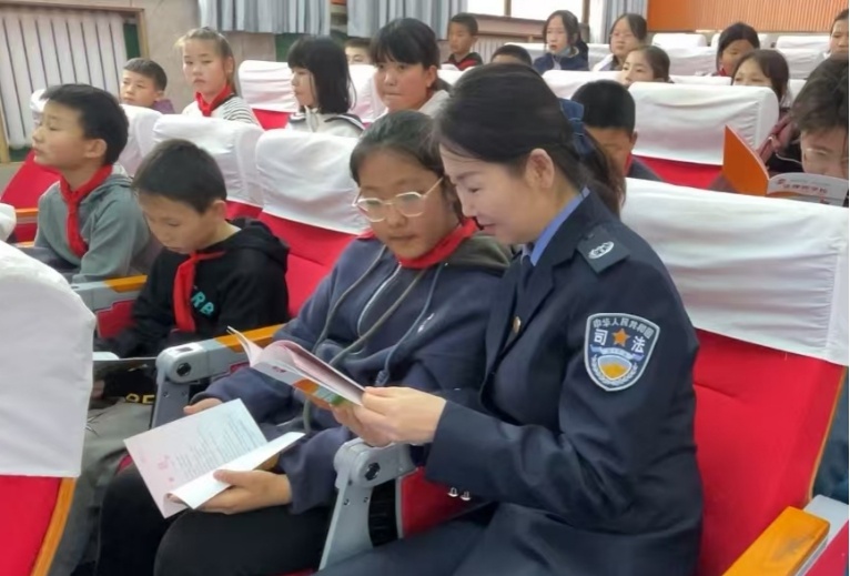 开学第一课，法治辅导员如何用真实案例提升青少年的法律素养？  第2张