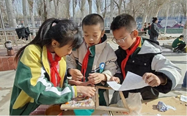 当植树节邂逅造纸术，青海小学生如何妙手造出绿色艺术品？