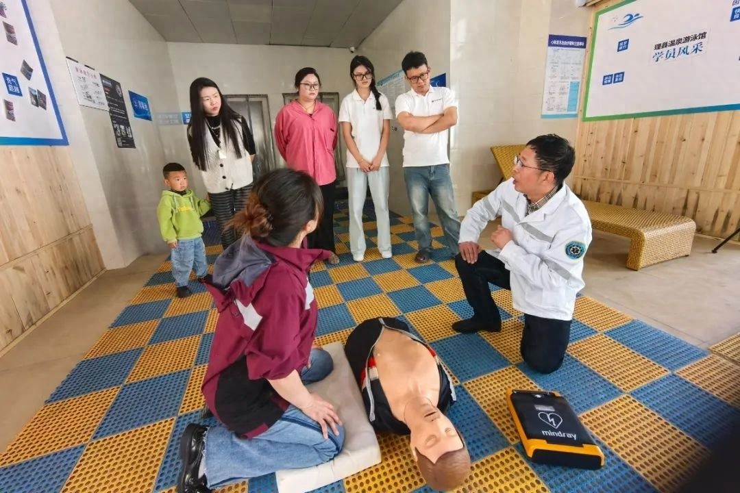 高原涉水安全不容忽视！理县这场急救培训为何让游泳馆工作人员直呼太实用？