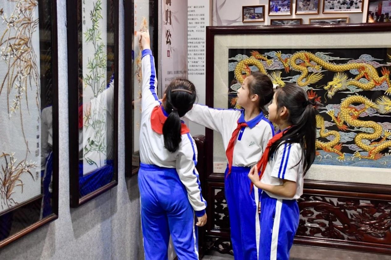 深圳这所学校竟带学生玩转非遗文化！每周半天计划让孩子收获了什么？  第2张