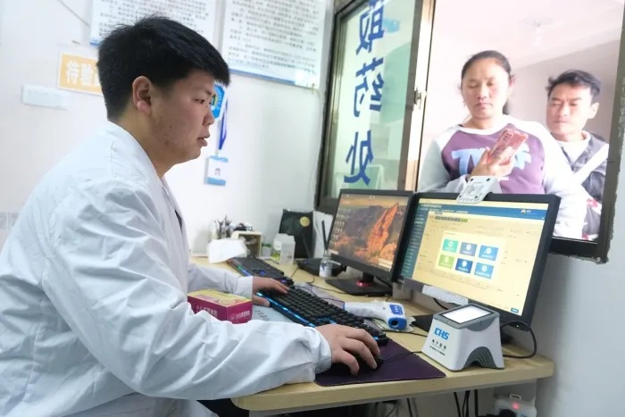 27岁村医坚守偏远山村5年，凌晨2点冒雨救人！谁才是真正的健康守护神？  第3张