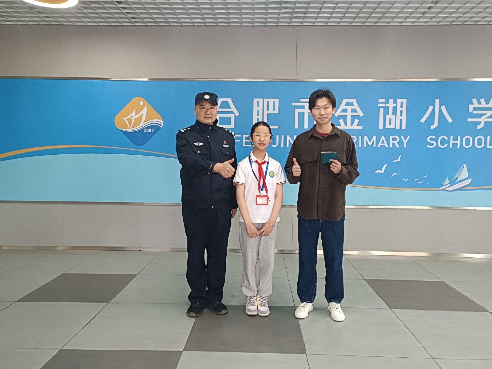 五年级学生捡到钱包后这样做，失主感动到点赞！你猜她做了什么？
