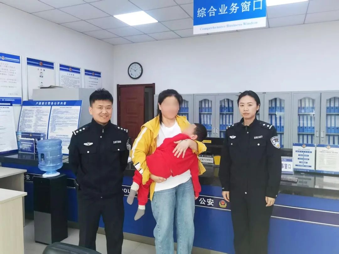 5岁脑病男童办证难，民警暖心上门解难题  第2张