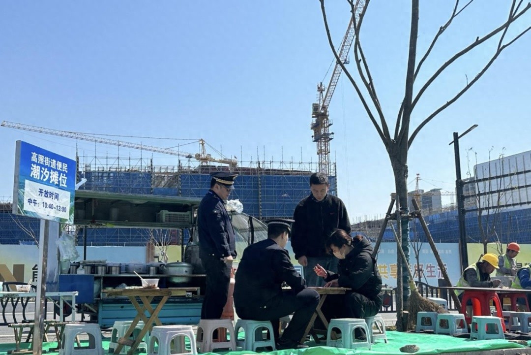 嘉兴工地旁的烟火气：10分钟解决午餐+采购，这样的潮汐摊位你见过吗？  第1张