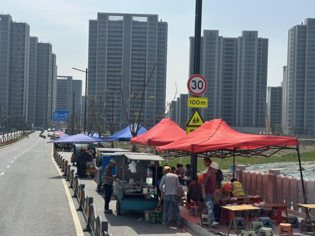 嘉兴工地旁的烟火气：10分钟解决午餐+采购，这样的潮汐摊位你见过吗？  第2张