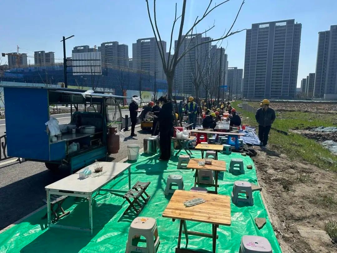 嘉兴工地旁的烟火气：10分钟解决午餐+采购，这样的潮汐摊位你见过吗？  第3张