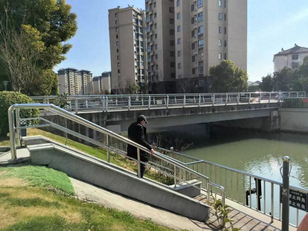 新吴区新安佳苑居民惊喜发现：沿河台阶装上扶手，老人孩子安全无忧
