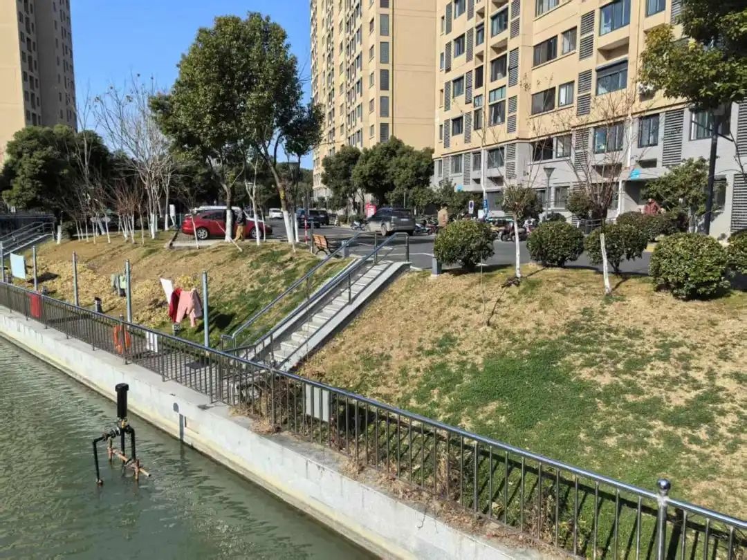 新吴区新安佳苑居民惊喜发现：沿河台阶装上扶手，老人孩子安全无忧  第2张