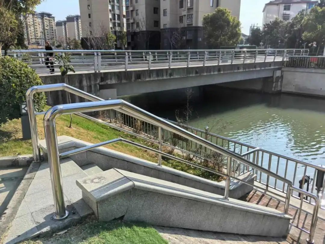 新吴区新安佳苑居民惊喜发现：沿河台阶装上扶手，老人孩子安全无忧  第3张
