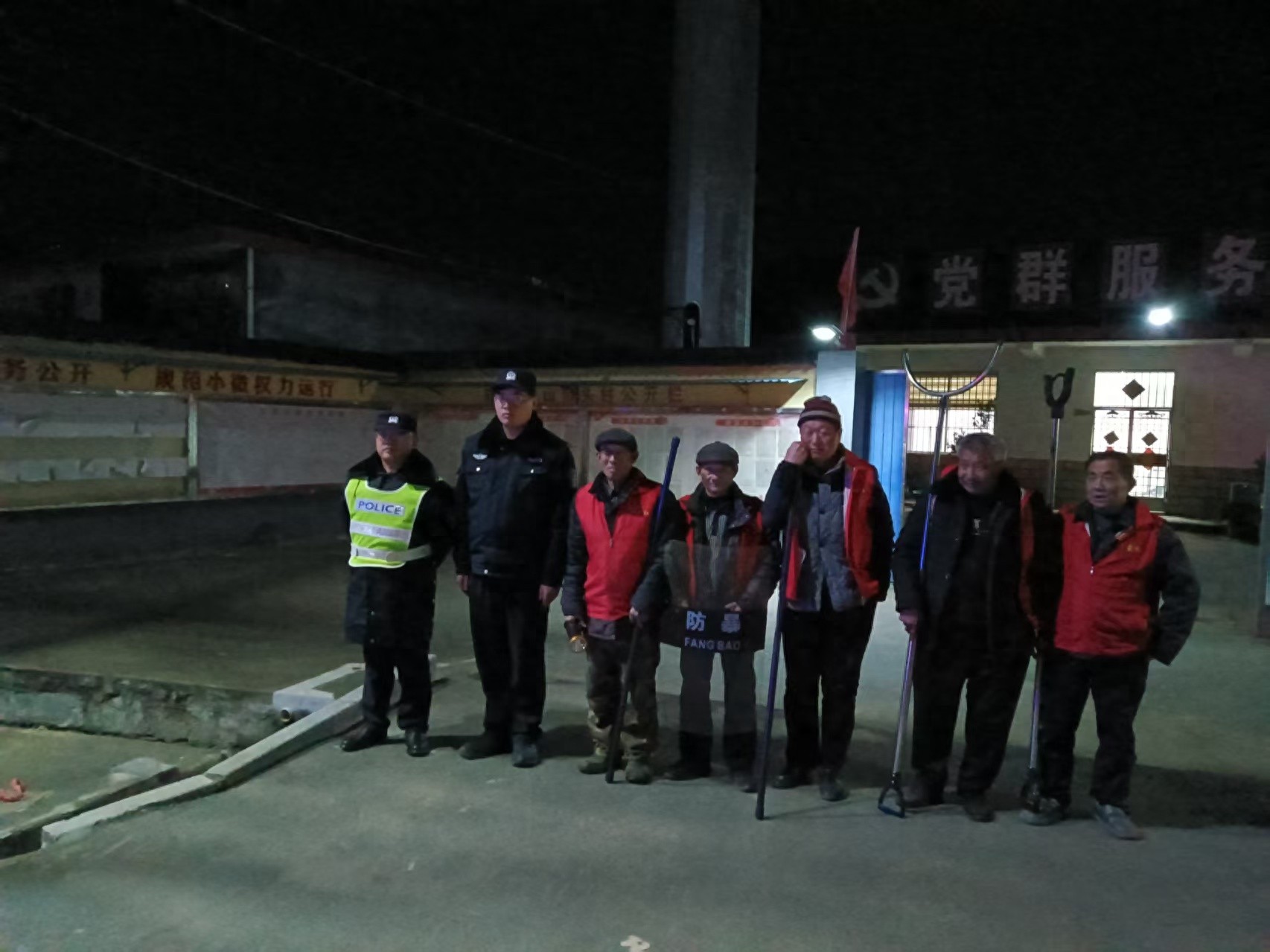 警民携手夜巡，你的安全由我们共同守护