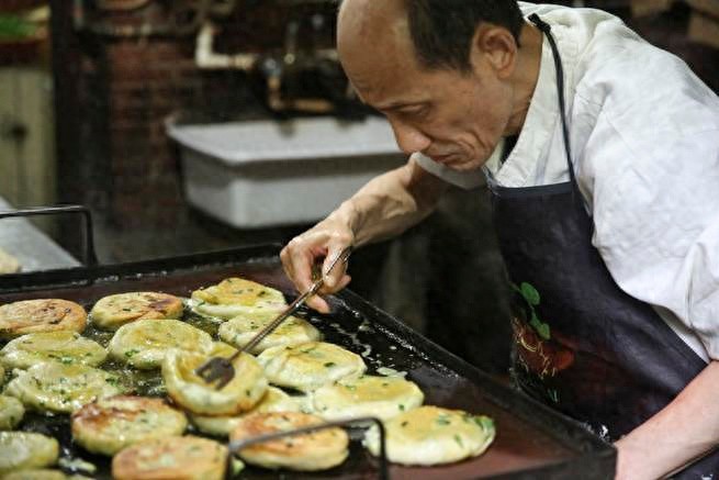 40年传奇！上海葱油饼界泰斗阿大消失两年后竟要回归？