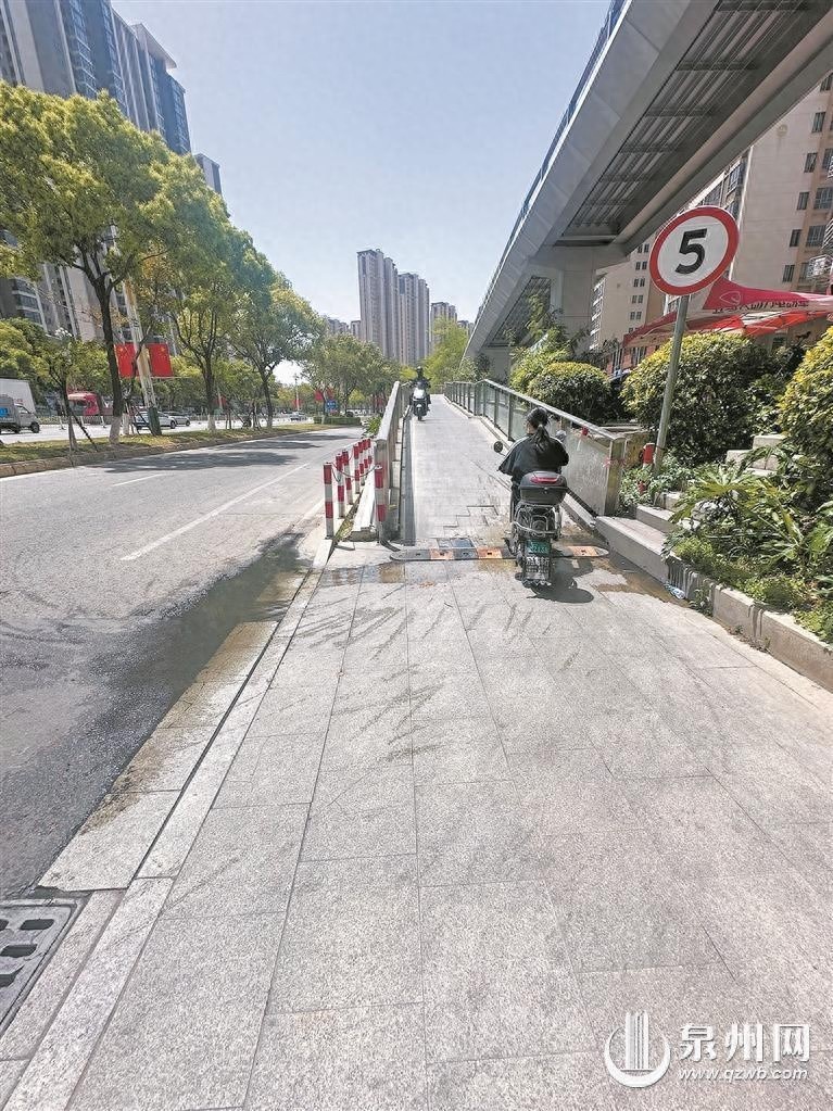 晋江凤池东路天桥污水横流，市民安全谁来保障？  第1张
