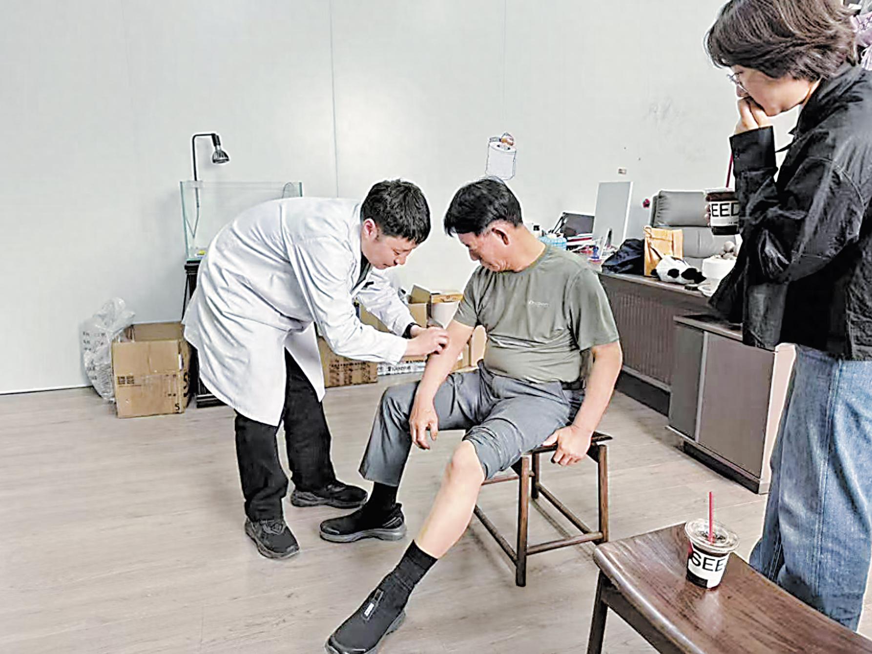 韩国友人来华体验针灸，能否感受到中国传统文化与现代产业融合的独特魅力？