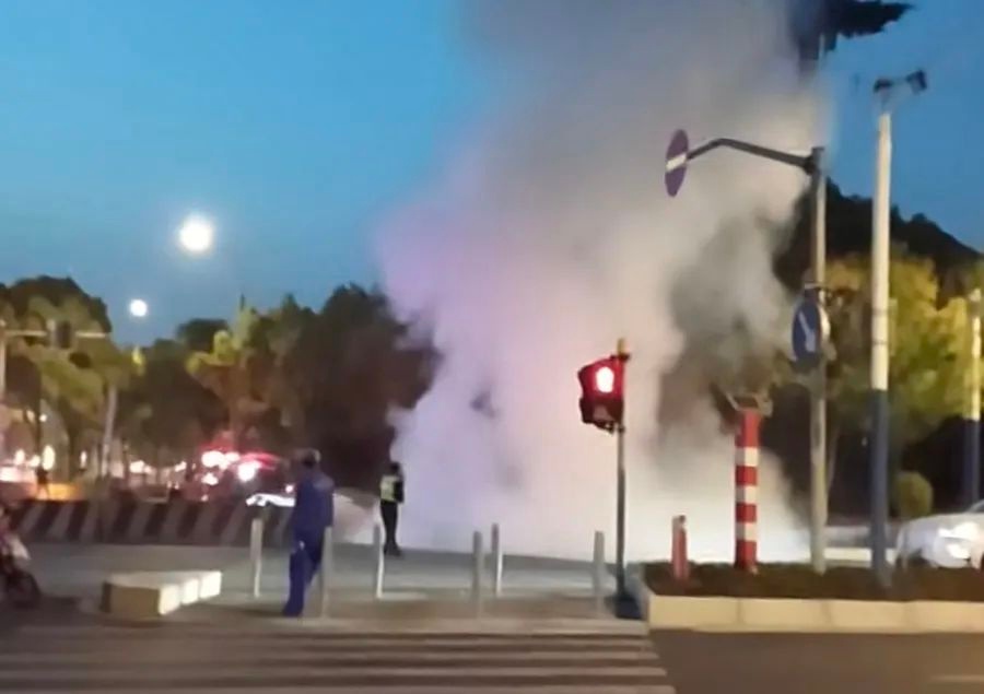 新能源车充电站突发大火，短短几分钟烧成空壳！你的爱车安全吗？  第2张