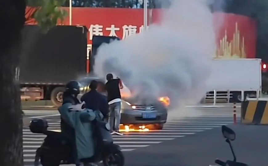 新能源车充电站突发大火，短短几分钟烧成空壳！你的爱车安全吗？  第3张