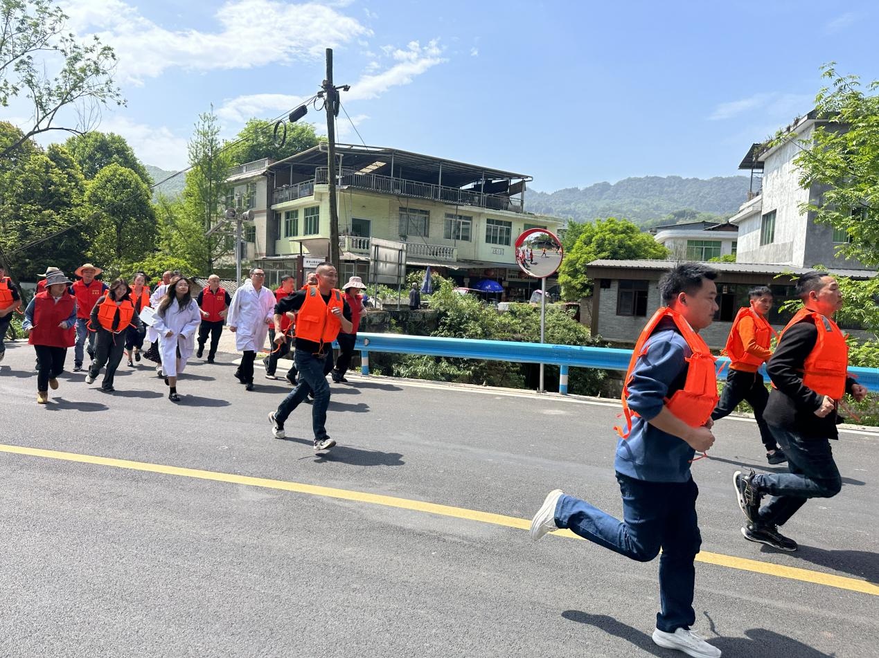 4月15日蒙顶山镇与蒙阳街道联合防汛演练，50余人参与保安全，效果如何？  第2张