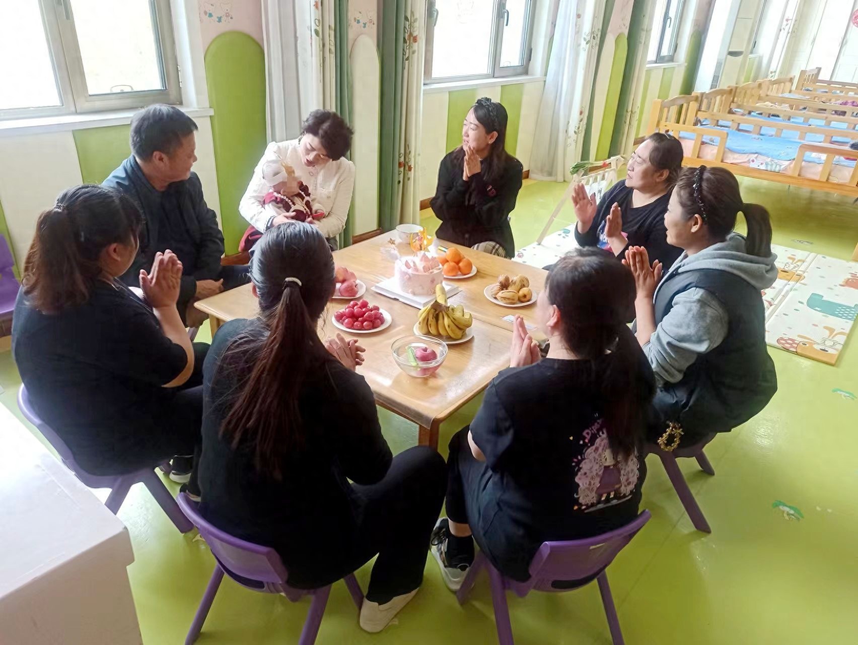 福利院最小成员小依依周岁啦！保育妈妈们的爱让她重获新生，你被感动了吗？