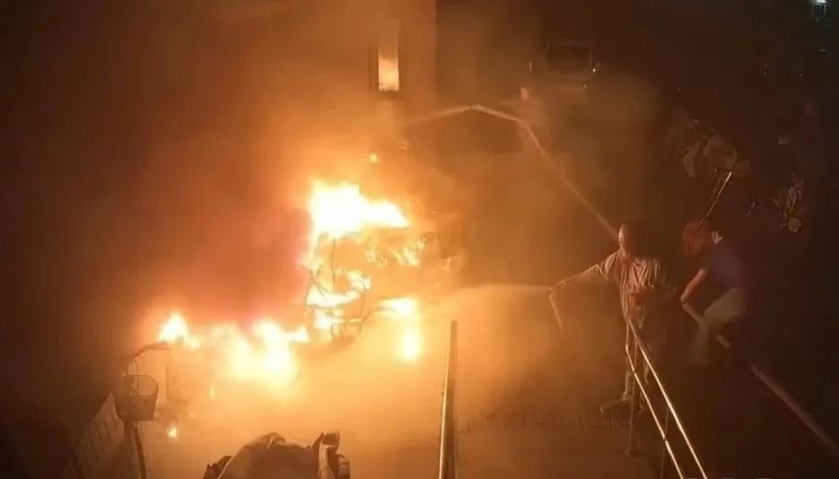 4月1日大兴小区火情危急!3市民教科书式灭火避免更大损失,太牛了 第2张 4月1日大兴小区火情危急!3市民教科书式灭火避免更大损失,太牛了 第2张