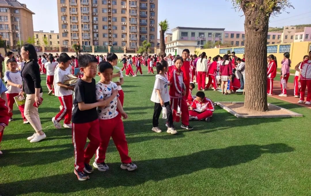 4月16日蓝天希望小学跳蚤书市火了！书籍交换共享究竟带来了啥？  第6张