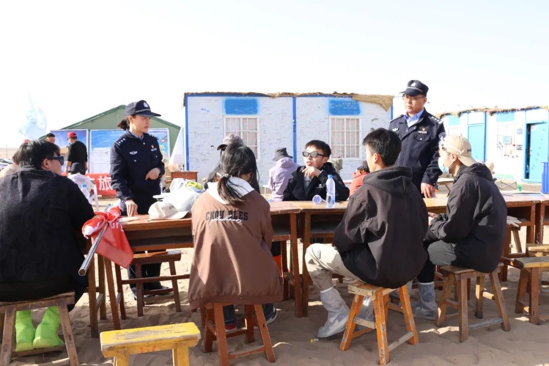 四月民勤4 - 5级风肆虐！种棵树活动热，沙海流动哨兵如何筑牢安全防线？  第3张