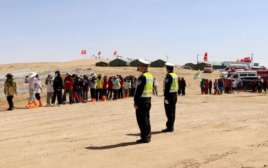 四月民勤4 - 5级风肆虐！种棵树活动热，沙海流动哨兵如何筑牢安全防线？  第4张