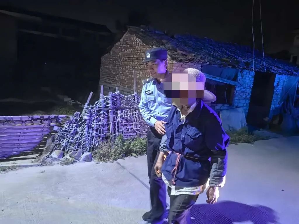 深夜警灯下的温暖一幕：70岁老人迷路，民警这一举动让人泪目  第2张