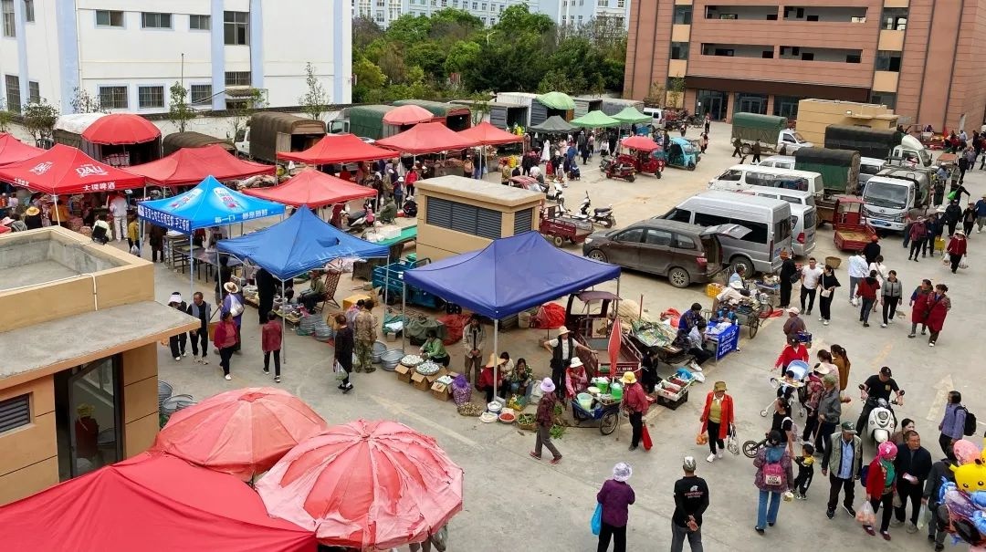 易门商贸城开业首日火爆！1.8亿打造的现代化市场，为何让300商户争相入驻？  第2张