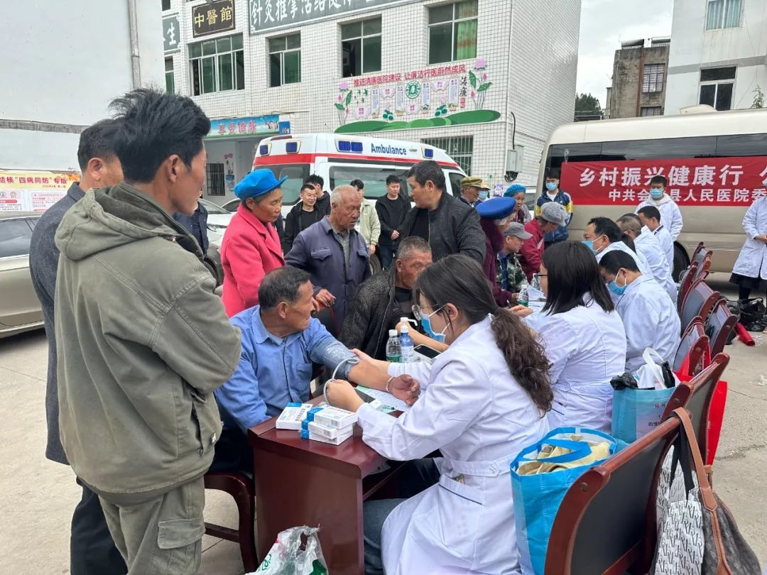 县人民医院下乡义诊，为何群众排起长队？优质医疗资源送到家门口  第2张