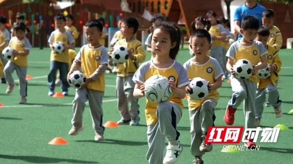 凤凰县箭道坪幼儿园如何用足球运动助力幼儿全面发展？  第2张