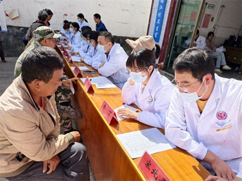 优质医疗送到家门口！省县乡三级专家联手义诊，村民为何如此热情？