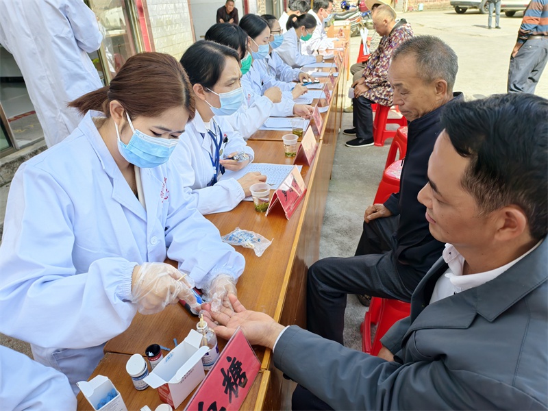 优质医疗送到家门口！省县乡三级专家联手义诊，村民为何如此热情？  第2张