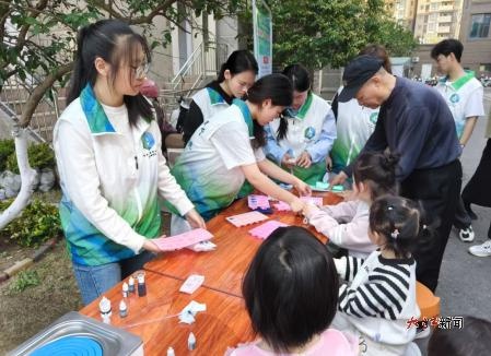 10余名材料学子走进社区，他们的暖心举动让老人儿童惊叹