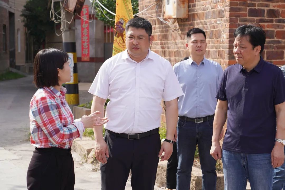区委副书记洪维椿暗访检查，人居环境整治为何如此重要？  第2张