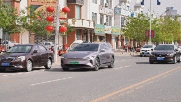 阿拉善右旗新能源出租车投入运营，绿色低碳转型大步迈进？