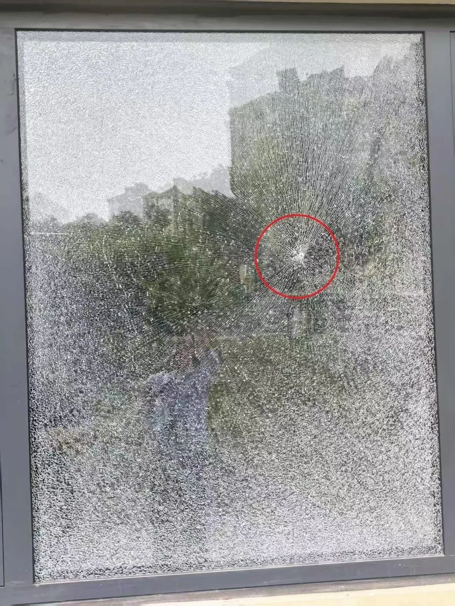 弹弓击碎居民家玻璃？民警逐帧调查揪出嫌疑人！这是咋回事？  第2张