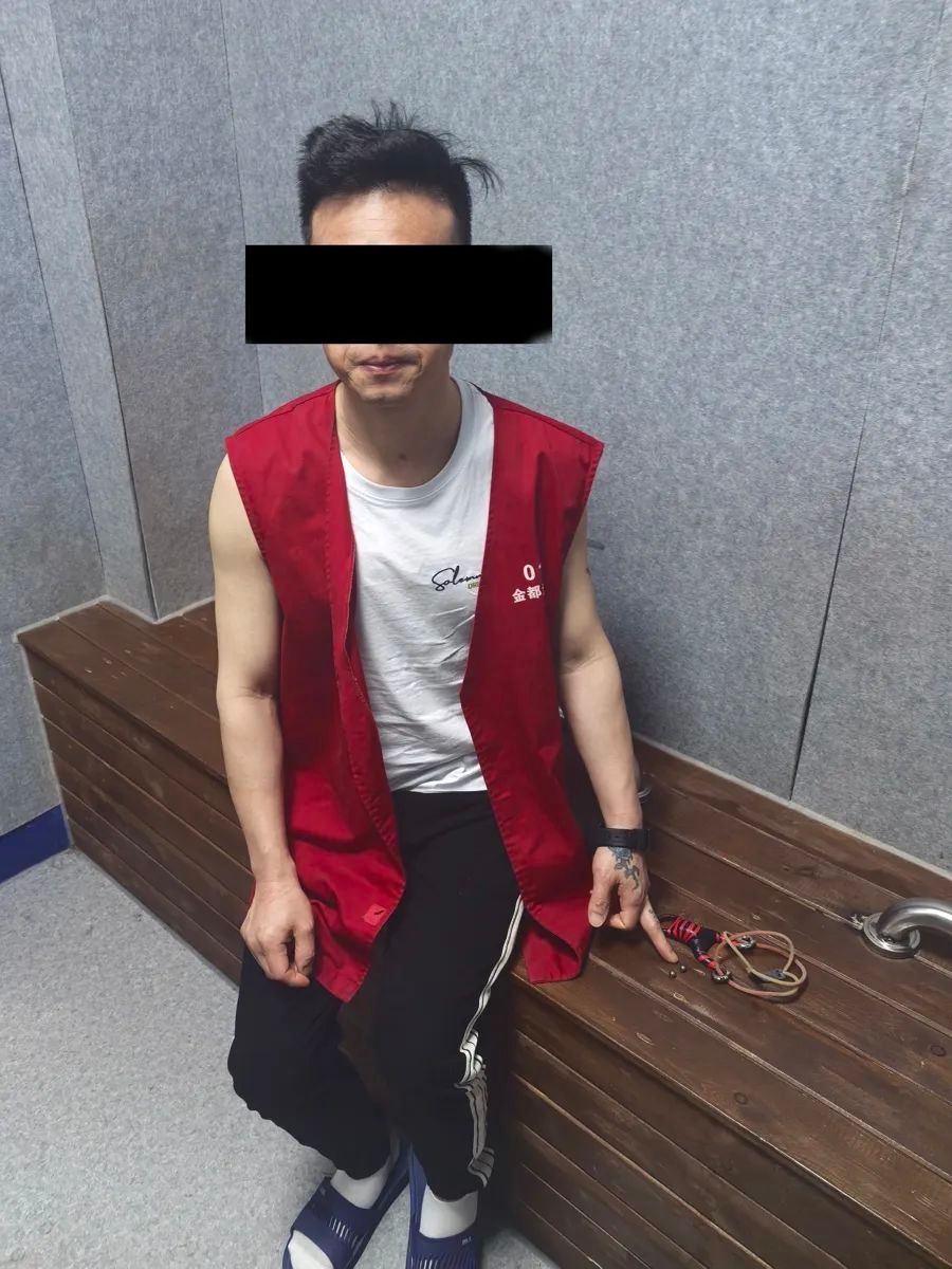 弹弓击碎居民家玻璃？民警逐帧调查揪出嫌疑人！这是咋回事？  第3张