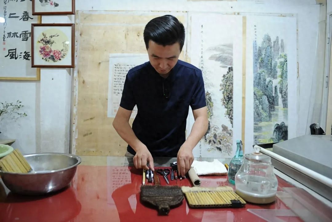 20岁小伙偶然入行字画修复，开店初期竟没顾客？背后故事惊人