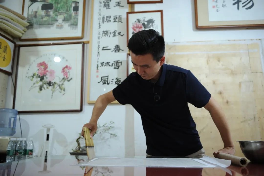 20岁小伙偶然入行字画修复，开店初期竟没顾客？背后故事惊人  第2张
