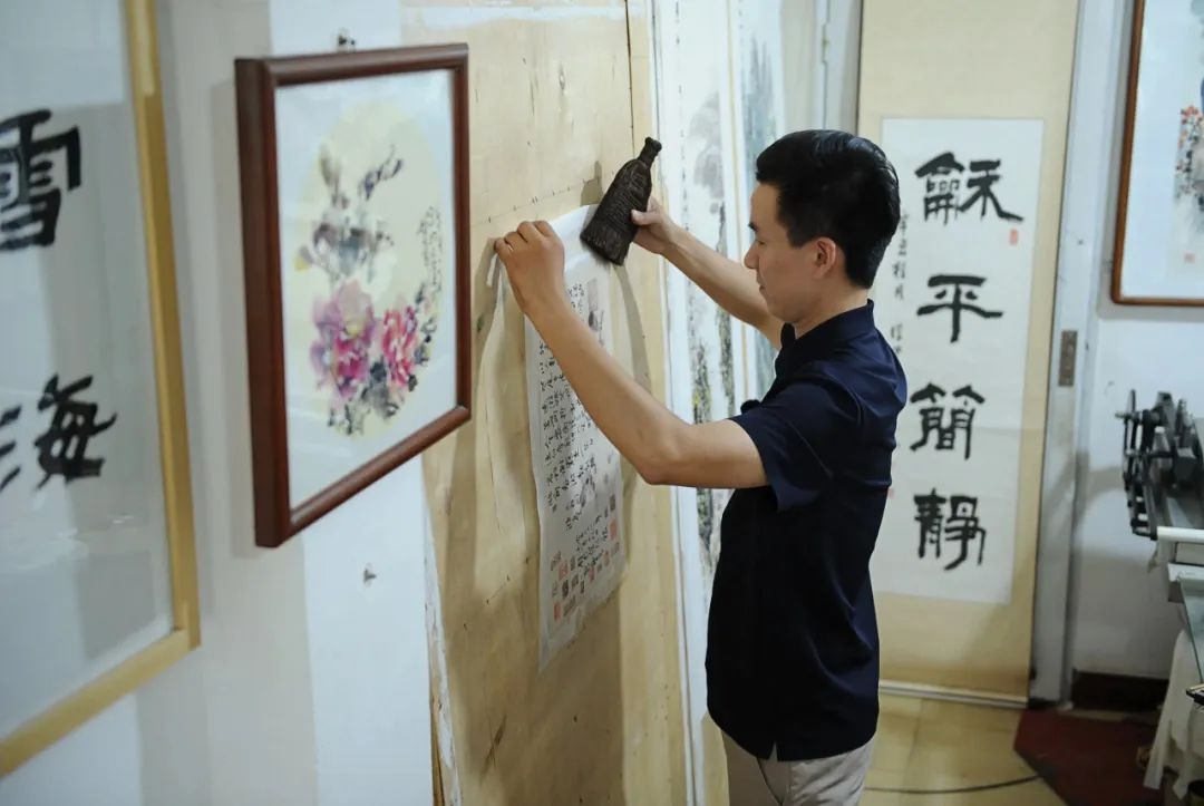 20岁小伙偶然入行字画修复，开店初期竟没顾客？背后故事惊人  第3张