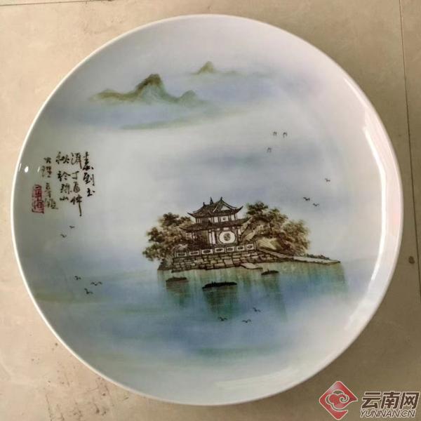5月16日！瓷画大家辛恒捐赠的青花鸡足山山水六条屏有何独特之处？  第11张